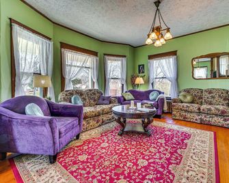 Atlantic Farmhouse w/ Spacious Yard! - Atlantic - Huiskamer