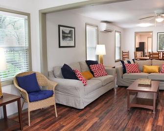 3 Bedroom 2 Bath Nestled In The Oak Trees Right On Copano Bay! Private Pier! - Rockport - Living room