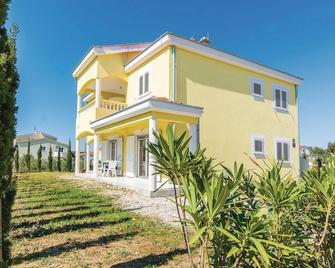 One-Bedroom Apartment In Pakostane - Pakoštane