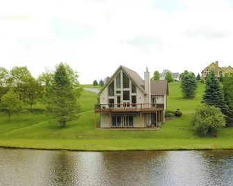 Meet Bessie, your upscale cabin at the lake. - Davis - Edificio