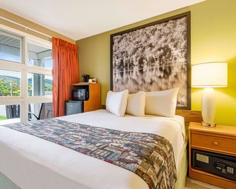 Super 8 by Wyndham Lake George/Downtown - Lake George - Bedroom