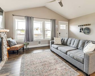 Modern Ocean Shores Home, 2 Mi to Beach! - Ocean Shores - Living room