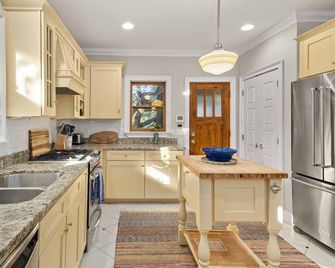 Walk to it all ~ Adorable Historic Bungalow - Austin - Cocina