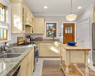 Walk to it all ~ Adorable Historic Bungalow - أوستن - مطبخ