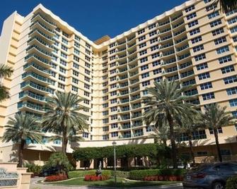 Beachfront Resort-style Living! - Hollywood - Building