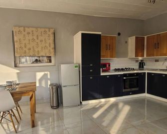 Scenic Mountain View House With Internet - Freetown - Kitchen