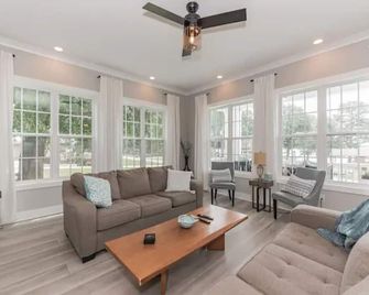 Beautiful Modern Lake Home in Mooresville NC - Mooresville - Stue