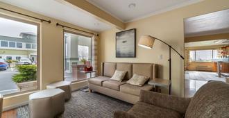 Best Western Plus Northwoods Inn - Crescent City - Wohnzimmer