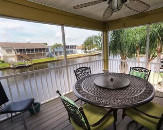 Spacious Waterfront Luxury Home w dock, kayaks & bicycles bring your boat! - Crystal River - Балкон