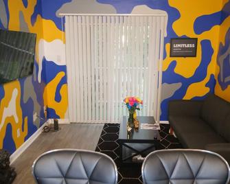 Buckhead Loft with Beautiful Murals - Clarkston - Living room