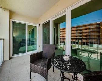 Fully renovated, clean 2-BR beachfront rental perfect for families and couples. - Belleair Bluffs - Balcón