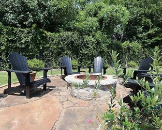 Cozy Garden Cottage - Willis - Patio