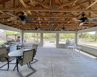 New tiny house available in the country on a 5 acre motocross track MX - Myakka City - Patio
