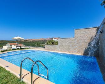 Kampos Villa III, Nature Living with Heated Pool, pure elegance, By ThinkVilla - Achlades - Piscina