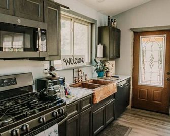 The Honey Hut Think of On Golden Pond - Mount Sterling - Keuken