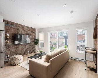 'Prime 4-Guest Locale: Newly Renovated, Spacious' - Montreal - Living room