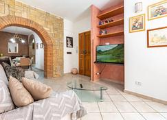 Scalette- Cagliari Historic Central Apartment! - Cagliari - Living room
