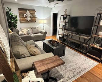 Charming 3-bedroom cottage in lovely Hammond with AC, WiFi - Hammond - Living room