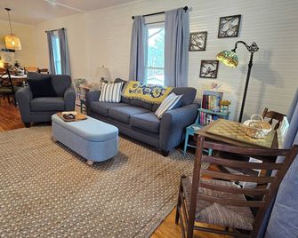 Charming Downtown Bungalow I Explore-Shop-Eat - Andrews - Sala de estar