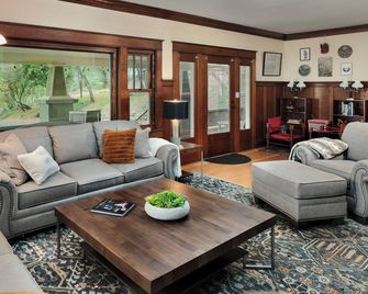Charming 19th Century Craftsman in the Heart of Wine Country-Pet Friendly! - Newberg - Sala de estar