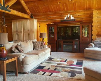 Beautiful Lakefront Cabin on Lake Inez for your summer or winter retreats! - Seeley Lake - Living room