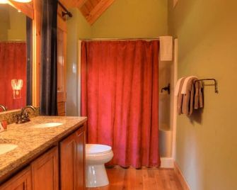 Nantahala Gorgeous - Free Whitewater Rafting Passes Peaceful Cabin with - Almond - Bathroom