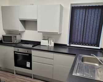 OYO Victoria Apartments - Middlesbrough - Kitchen