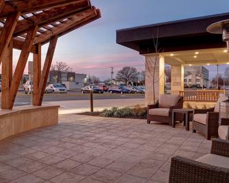 Free Breakfast. Pool. Shared Bbq. Gym. Close To Overland Park Convention Center! - Leawood - Patio
