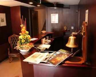 Hotel Diening - Essen - Front desk