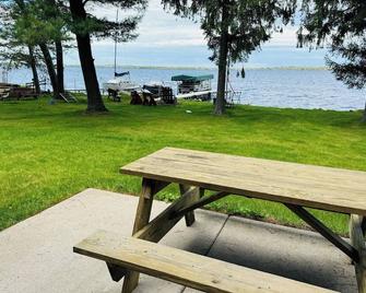 Cozy family getaway right on Lake Wissota! - Chippewa Falls - Patio