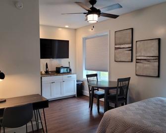 Traveler On Main #9- The Studio - Tazewell