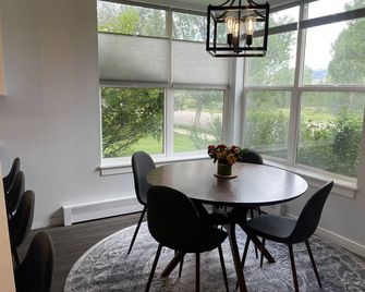 Mountain Oasis with Views! One Block to Restaurants :Ask about Seasonal Rental! - Eagle - Eetruimte