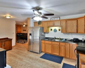 Highland Cottage | 2 Bed, 1 Bath - Solon Springs - Cocina