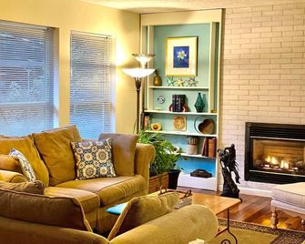 The Good Life House(upper)@ Shawnigan Beach Resort - Shawnigan Lake - Living room