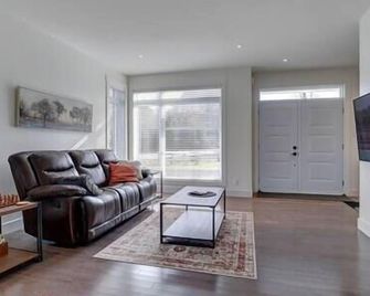 Hôtel à la maison - Le Faucon Azuré, golf et ski - Potton - Living room