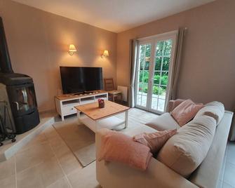 Gite de Charme des 3 Allures - Serley - Sala de estar