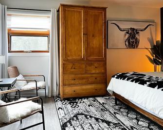 Mountain Cabin w/Gym/Sauna 5mins to hike/bike/ski trails & local shopping/dining - Bragg Creek - Bedroom