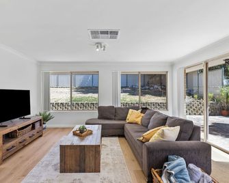 Yanchep Coastal Retreat | 4x2 Family Beach Getaway | 90 Seconds from Beach - Yanchep - Sala de estar