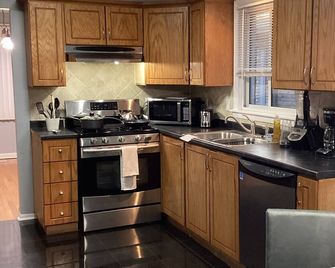 Oak Lawn big 2nd floor Condo for 8 ppl 3 bedroom 2 bath Sofa bed Garage Parking. - Oak Lawn - Kitchen