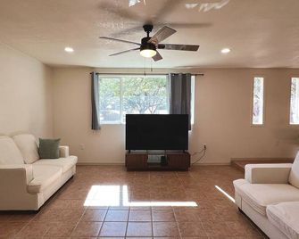 Spacious 5-bedroom house with AC and WiFi in charming Sierra Vista - Sierra Vista - Living room