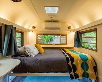 The Austin Lovestream! New Hot Tub, Full Bathroom, Deck & Grill! - Austin - Bedroom