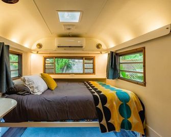 The Austin Lovestream! New Hot Tub, Full Bathroom, Deck & Grill! - Austin - Bedroom