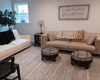 A spacious upstairs apartment in an outback, peaceful setting in farm country. - Ephrata - Living room