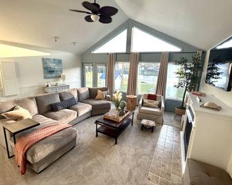 Great 4 Golf! Waterfront House In Southport, Close To Beaches - Southport - Living room