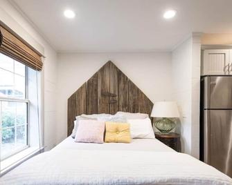 The Lil Pink House beckons, relax under the Live Oaks! - St. Marys - Bedroom