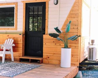 Tiny house Glamping in the mountains Walk to private lake! - Sonora - Innenhof