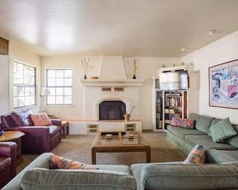 Stoney Pines - A Pine Tree Oasis on 4 acres with 2 Cabins and Hacienda Home - Lake Isabella - Living room