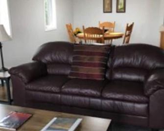 Comfy 3 bedroom apartment in South Lethbridge #2 - Lethbridge - Living room