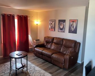 Newly renovated Apartment West Allis, WI - West Allis - Living room