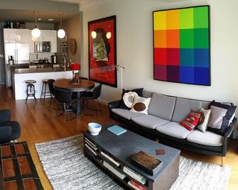 Inviting, Modern 1 Bedroom in Dumbo - ניו יורק - סלון